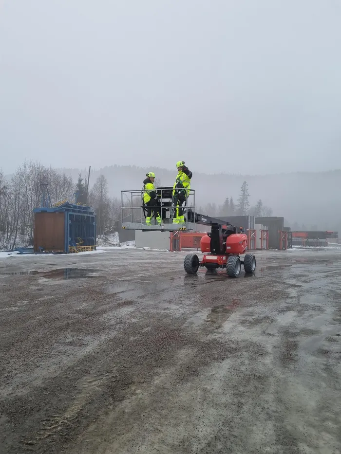 Instruktør demonstrerer sikker bruk av maskin